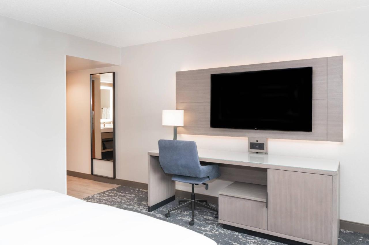 Junior Suite, Concierge lounge access, 1 King, Sofa bed