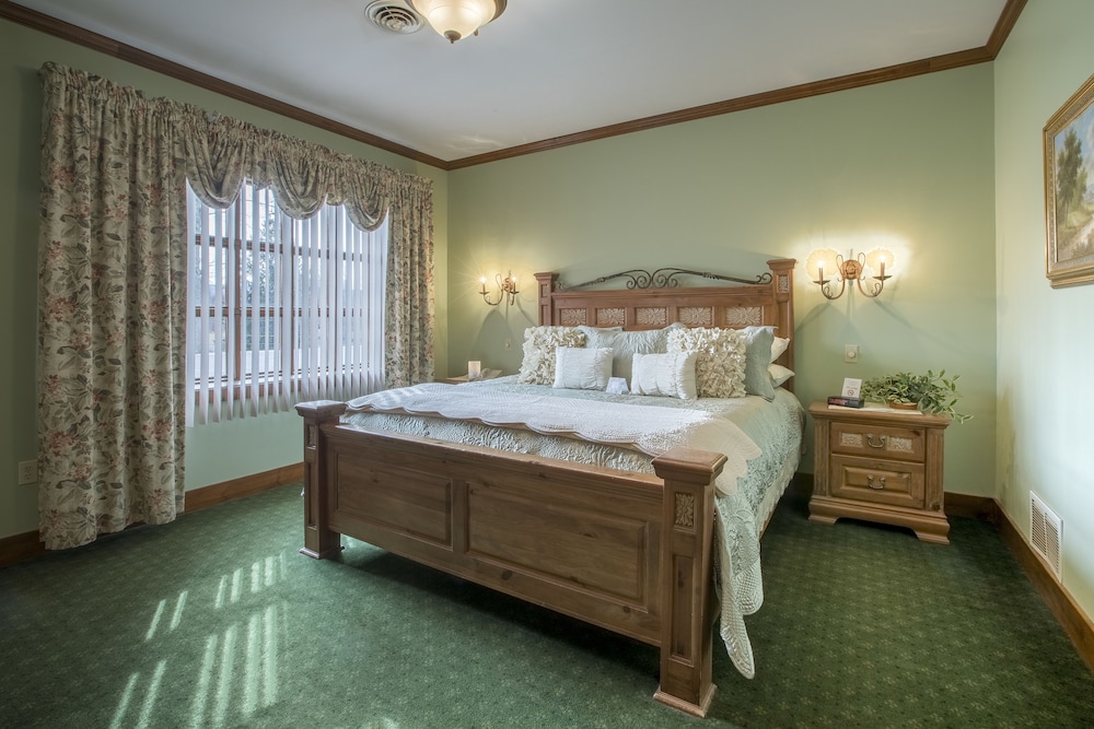 Ledgemere Suites 1 King, 1 Queen Sleeper with Full Bath